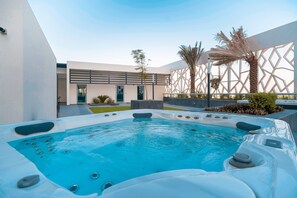 Outdoor spa tub - HiGuests - Bella Rose (Dubai)