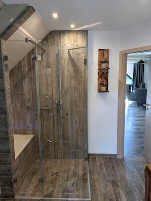 Badewanne, Haartrockner, Handtücher, Seife