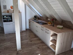 Fridge, oven, stovetop, dishwasher
