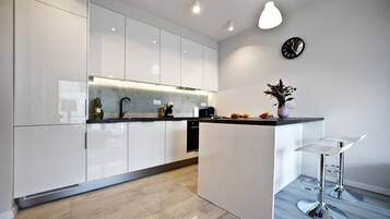 Deluxe Apartment | Private kitchenette | Oven, stovetop, dishwasher, cookware/dishes/utensils