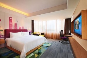 A modern hotel room with a large bed, a desk, and a TV. - Hampton BY Hilton Shanghai Hongqiao Necc (Shanghai)