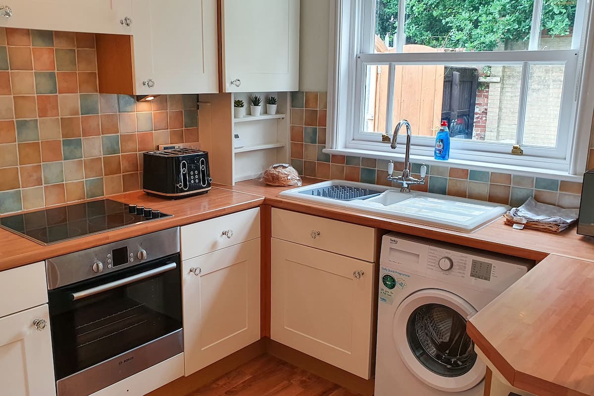 deluxe house | private kitchen | coffee/tea maker, electric kettle