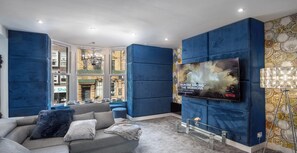 Smart TV, Netflix, streaming services - Stunning Luxury Boutique Apt, Central Blackpool (Blackpool)