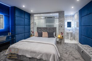 Iron/ironing board, travel cot, free WiFi, bed sheets - Stunning Luxury Boutique Apt, Central Blackpool (Blackpool)