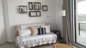 Ein modernes Wohnzimmer mit einer Couch, einem Couchtisch und einem Bücherregal.