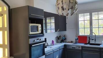 Een koelkast, een microgolfoven, een oven, een kookplaat