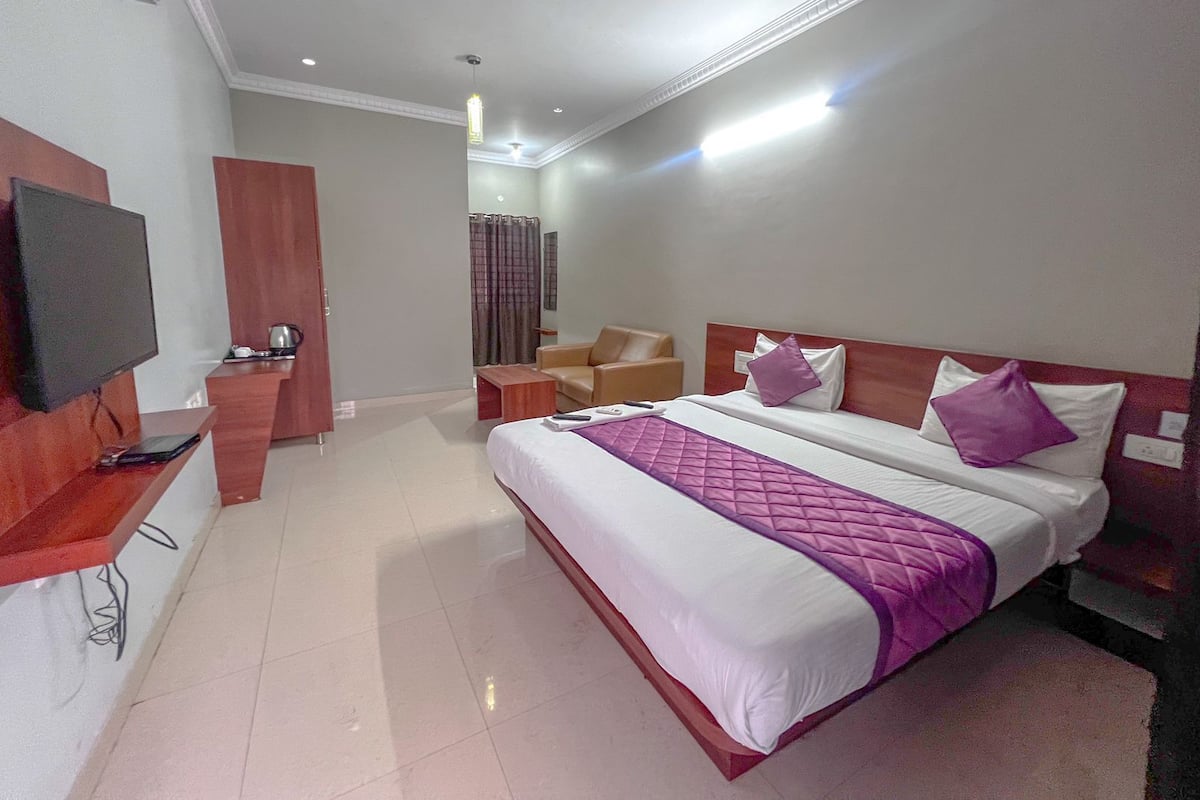 Habitación superior | Ropa de cama de alta calidad y espacio para trabajar con laptop
