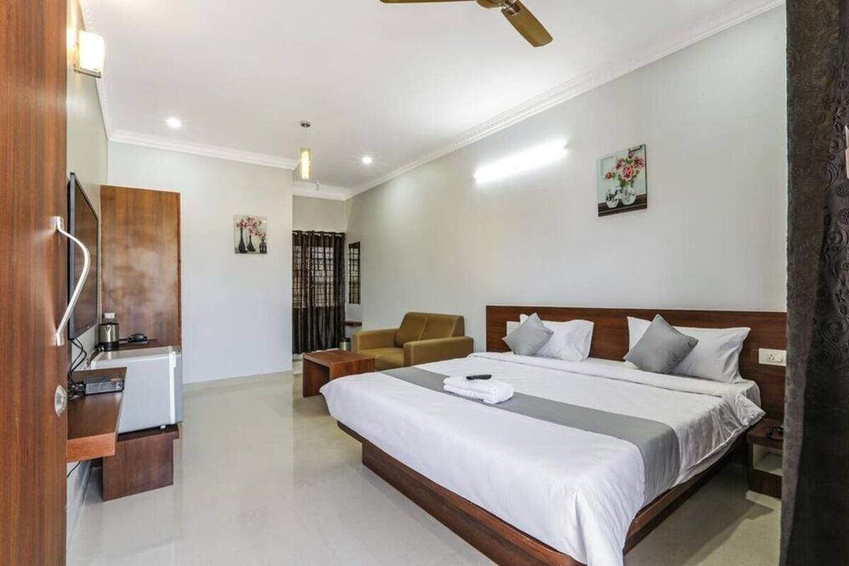 Ropa de cama de alta calidad y espacio para trabajar con laptop