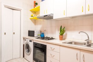 Appartement | Privékeuken | Een koelkast/vriezer, een magnetron, een kookplaat, een espressoapparaat