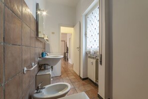 Combined shower/bathtub, hair dryer, bidet - GuestHost - Cozy and quiet apartment located on the sixth floor of a building with lift (not suitable for disabled people - some steps to access).In 60 m2 of space it comfortably accommodates two people.The property is located in the San Giovanni area, a (Roma)