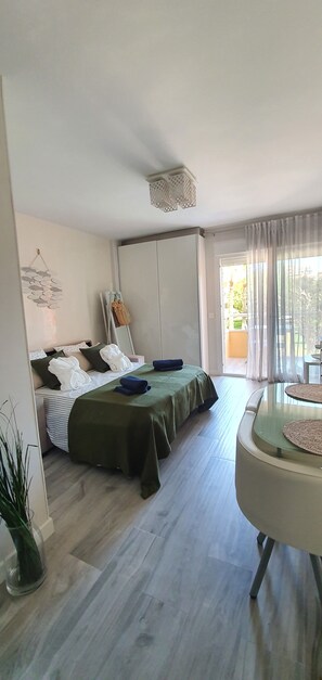 1 slaapkamer, een bureau, een strijkplank/strijkijzer, gratis wifi