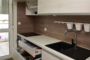Apartemen Keluarga | Dapur pribadi | Lemari es besar, oven, dan mesin pencuci piring