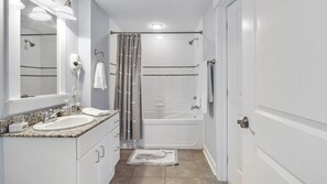 وحدات دش مع أحواض استحمام، مجففات شعر، مناشف