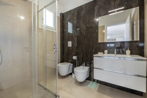 Dusche, Haartrockner, Bidet, HandtĂŒcher