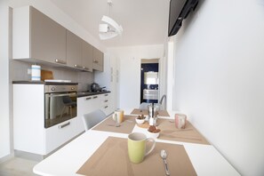 Fridge, oven, stovetop, cookware/dishes/utensils