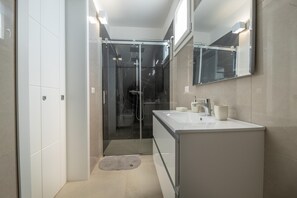 Bruser, hårtørrer, bidet, håndklæder