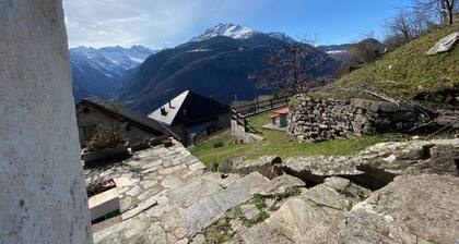 Two-bedroom apartment with mountain view and garden (SANTORINI)