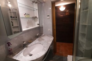 Tina con regadera, tina de hidromasaje, secadora de cabello, toallas 