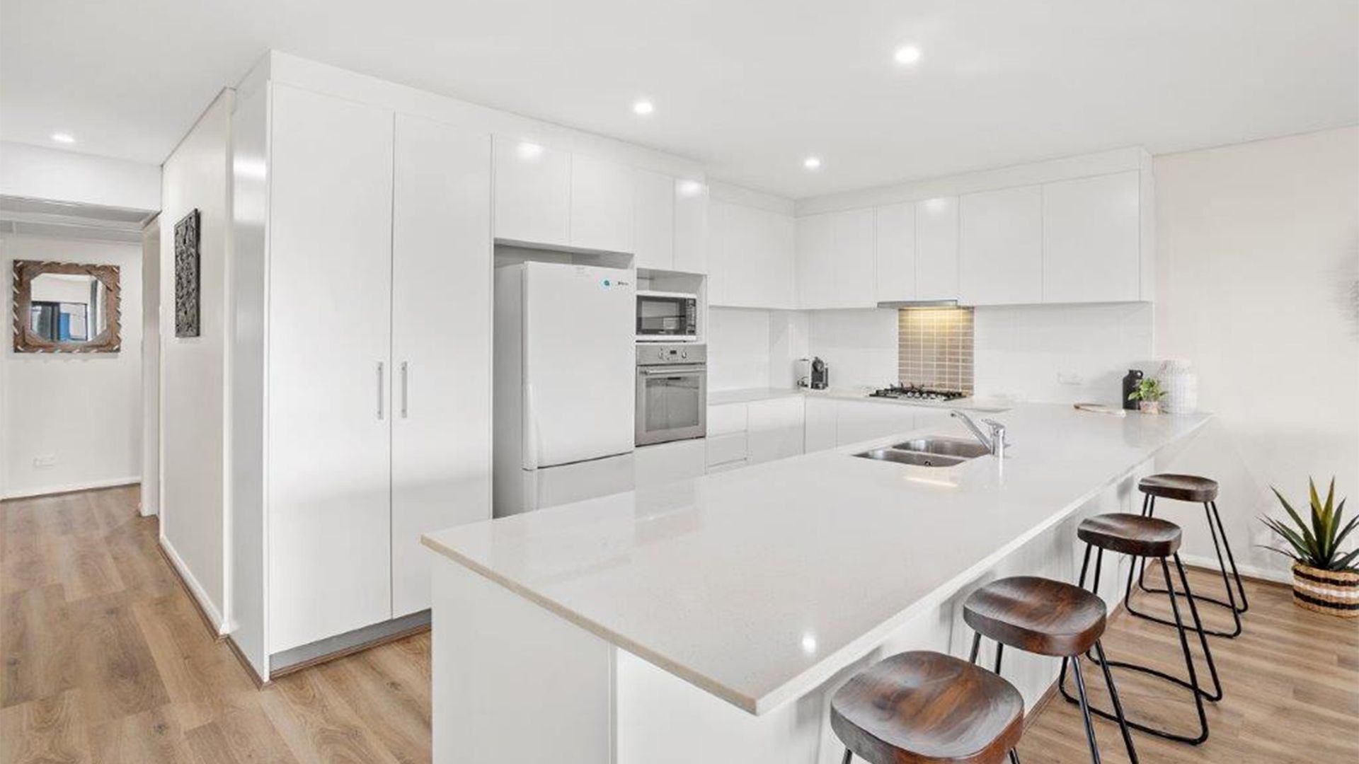 Kjøleskap, mikrobølgeovn, ovn og kokeplater