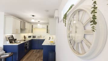 Apartment (2 Bedrooms) | Private kitchen | Fridge, microwave, oven, stovetop