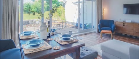 Departamento (2 Bedrooms) | Área de sala de estar | Televisión de pantalla plana