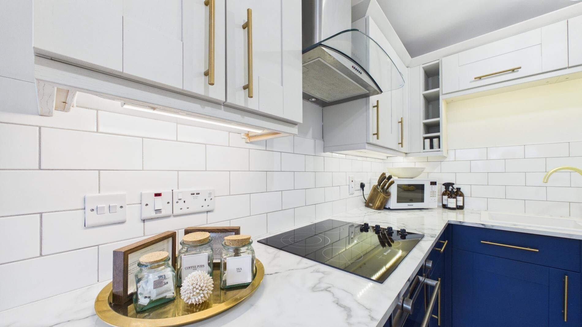 Appartement (2 Bedrooms) | Privékeuken | Een koelkast, een magnetron, een oven, een kookplaat