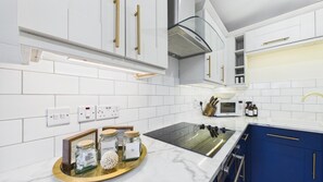 Apartment (2 Bedrooms) | Private kitchen | Fridge, microwave, oven, stovetop - Morien - 2 Bed Apartment - Saundersfoot (Saundersfoot)
