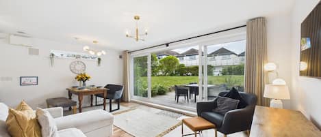 Apartment (2 Bedrooms) | Front of property