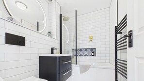 Apartment (2 Bedrooms) | Bathroom | Combined shower/bathtub, hair dryer - Morien - 2 Bed Apartment - Saundersfoot (Saundersfoot)