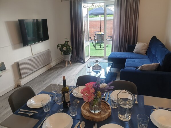 Smart TV - 2 bedroom apartment with a large balcony. (Peterborough)