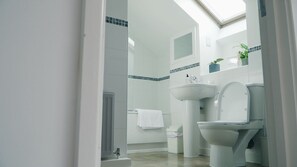 Doccia, asciugacapelli, asciugamani, sapone