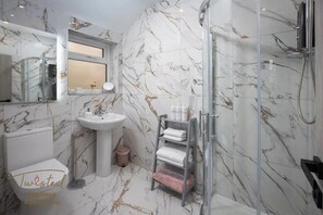 Doccia, asciugacapelli, asciugamani, sapone