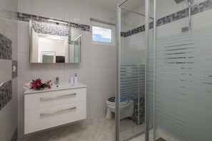Departamento, varias camas | Baño | Regadera, secadora de cabello, toallas, shampoo 