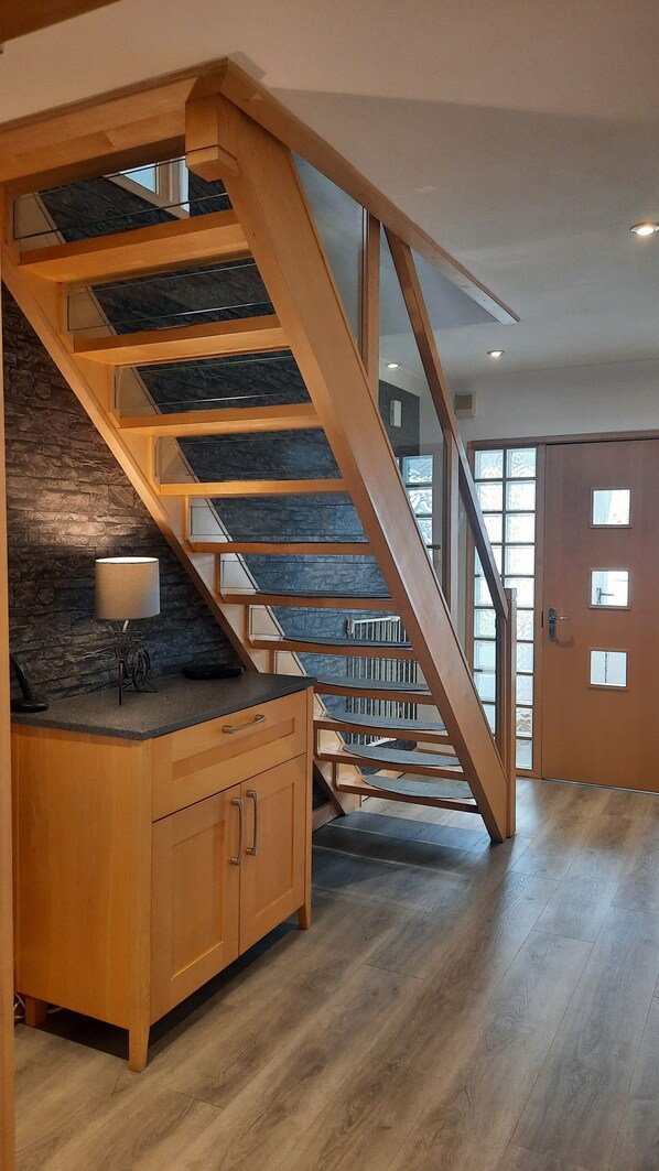 Casa, varias camas | Sala de estar | Televisión de 30 pulgadas con canales digitales y chimenea 