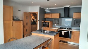 Casa, varias camas | Cocina privada | Refrigerador, microondas, horno y parrilla de estufa 