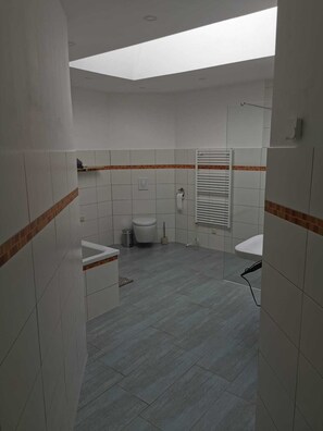 Baignoire, sèche-cheveux, serviettes fournies, savon