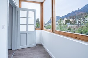 Club appartement | Woonruimte | Een 50-inch flatscreentelevisie met satellietzenders en televisie