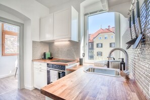 Een koelkast, een oven, een kookplaat, een vaatwasser