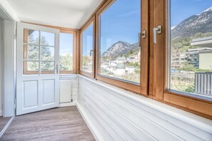 Elite appartement | Woonruimte | Een 50-inch flatscreentelevisie met satellietzenders en televisie