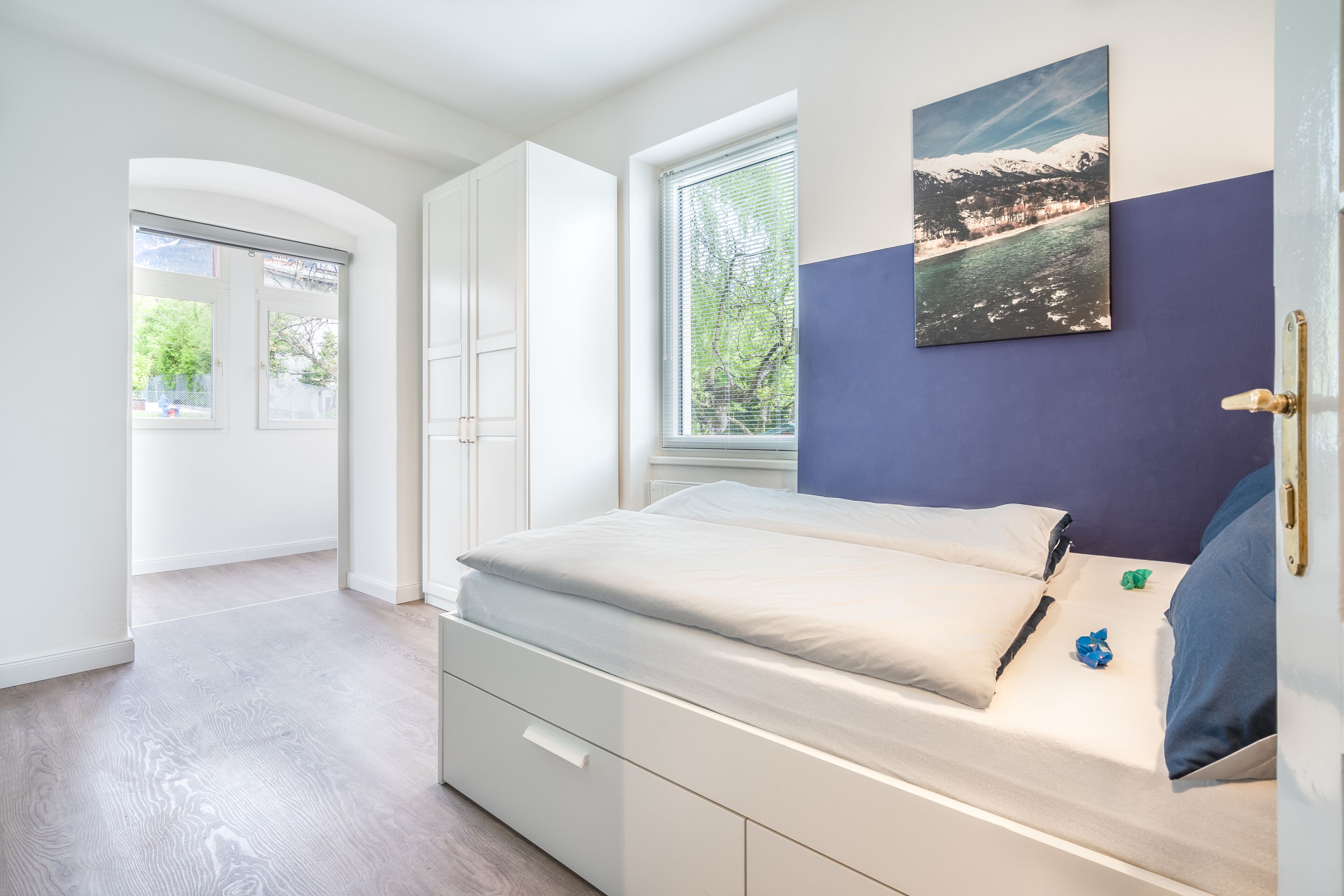 Decoración personalizada, escritorio, wifi gratis y ropa de cama 