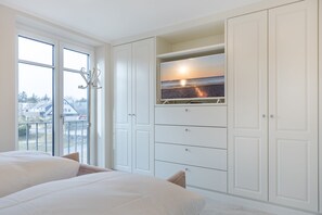 4 bedrooms, iron/ironing board, free WiFi, bed sheets - Luxus-hausteil in Beliebter Wohngegend auf ca. 170 m² für bis zu 7 Personen (Wenningstedt-Braderup (Sylt))