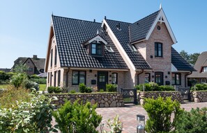 Exterior - Luxus-hausteil in Beliebter Wohngegend auf ca. 170 m² für bis zu 7 Personen (Wenningstedt-Braderup (Sylt))