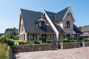 Exterior - Luxus-hausteil in Beliebter Wohngegend auf ca. 170 m² für bis zu 7 Personen (Wenningstedt-Braderup (Sylt))