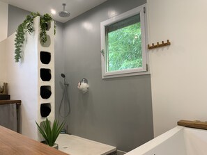 Badkar, hårtork, tvål och toalettpapper