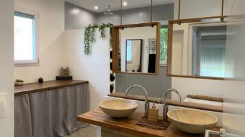 Baignoire, sĂšche-cheveux, savon, papier toilette