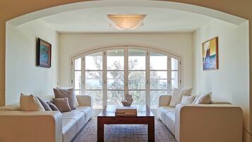 Smart TV, video games, table tennis, stereo