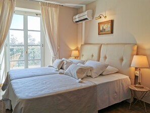 6 bedrooms, desk, iron/ironing board, travel cot