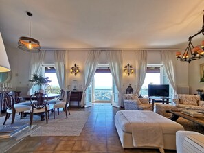 Smart TV, video games, ping pong, stereo