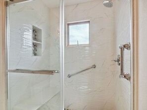 Combined shower/bathtub, towels - Waddle Inn: 255ft to Beach, 1-Min Walk, Duck OBX (Duck)