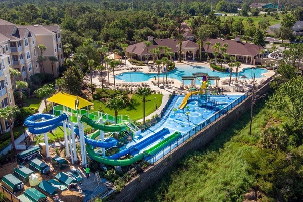 Beheizter Pool, Liegestühle